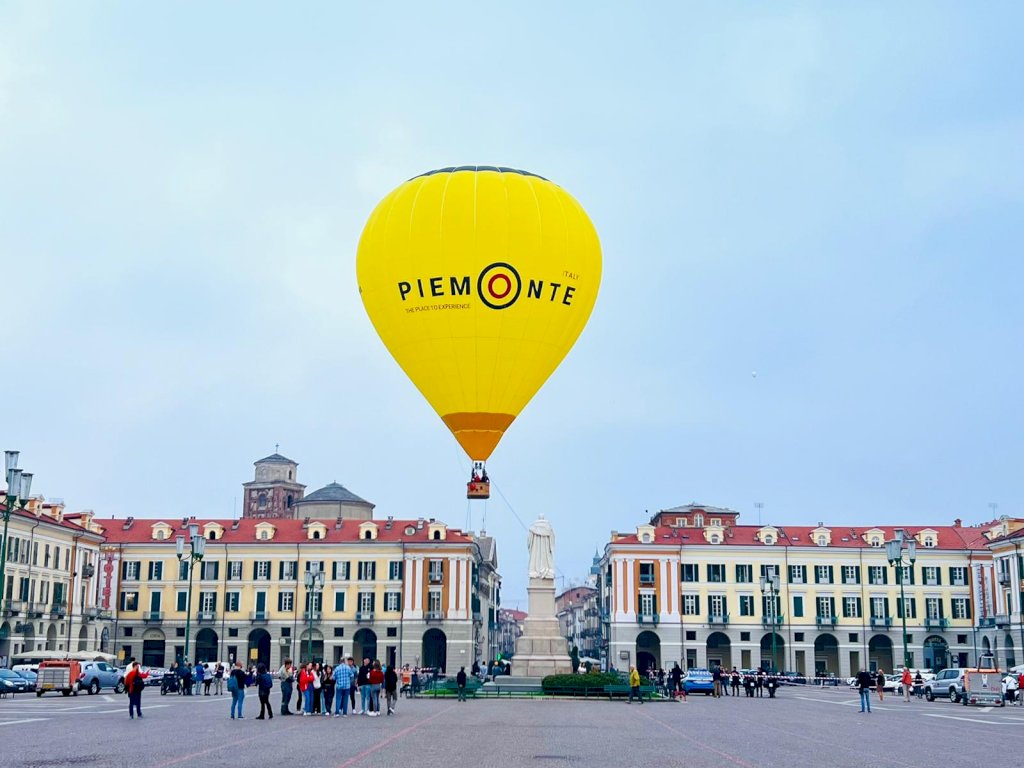 Una mongolfiera in volo sopra piazza Galimberti per le riprese di Linea Verde
