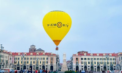 Una mongolfiera in volo sopra piazza Galimberti per le riprese di Linea Verde