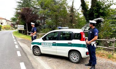 Senza assicurazione e revisione fugge ai vigili che gli intimano l’alt: nei guai un automobilista
