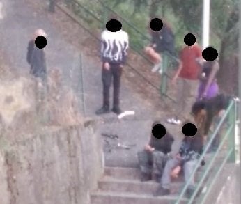 Teppisti a Cuneo: sfasciano una bici per noia e la abbandonano sulle scale