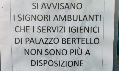 Gli ambulanti di Borgo protestano: “Il Comune non ci lascia usare i bagni della ex Bertello”