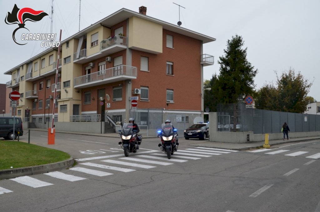 Alba, controlli dei carabinieri su spaccio e immigrazione: scoperti cinque clandestini