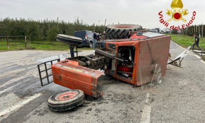 Trattore ribaltato dopo l’incidente con un furgone: succede a Saluzzo