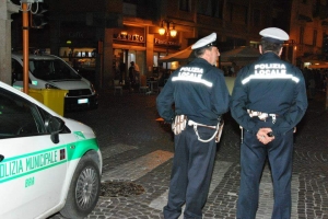 Controlli della polizia municipale a Bra ogni venerdì sera