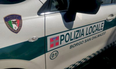 Ferma le auto urlando 