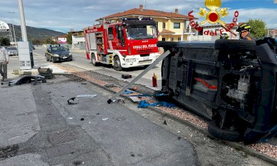 Auto elettrica ribaltata a Busca dopo un incidente