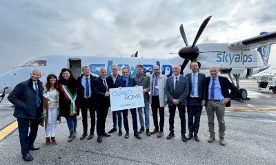 Levaldigi saluta il primo aereo in arrivo da Roma