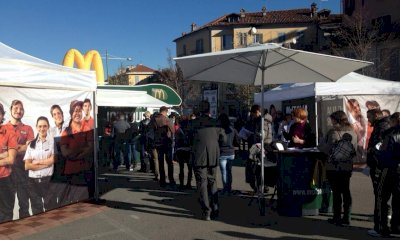 Il McDonald’s di Mondovì spegne dieci candeline e festeggia con una donazione alla Caritas