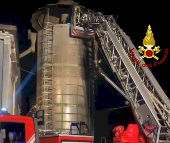 A fuoco un silo a Morozzo: diverse squadre di pompieri impegnate