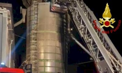 A fuoco un silo a Morozzo: diverse squadre di pompieri impegnate