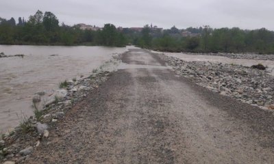 Cuneo, volontari al lavoro per ripulire un tratto del Gesso: così si evitano le “dighe”