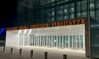 L'insegna del grattacielo della Regione illuminata di arancione contro la violenza sulle donne