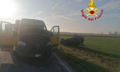 Auto ribaltata dopo lo scontro con un furgone, due feriti a Narzole