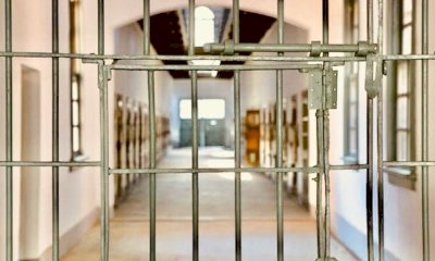Detenuto del Cerialdo tenta di ingoiare pile elettriche e picchia due agenti