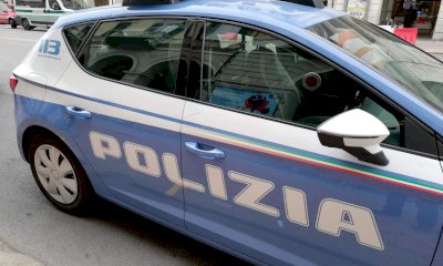 Scippa due donne in pochi minuti nel centro di Cuneo, lo bloccano i passanti