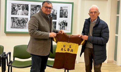 Alba: il campione di ciclismo Matteo Cravero dona una maglia storica per la Sala dello Sport “Albino Gallina”