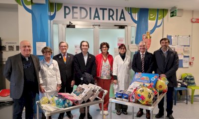 Libri e giochi ai bimbi della Pediatria di Savigliano grazie al Rotary