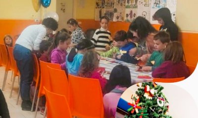 Rifreddo, bambini e ragazzi costruiscono l’albero di Natale della biblioteca