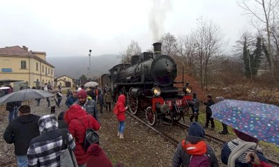 Il treno storico di Natale fa innamorare: pienone per il “centoporte” sulla Ceva-Ormea