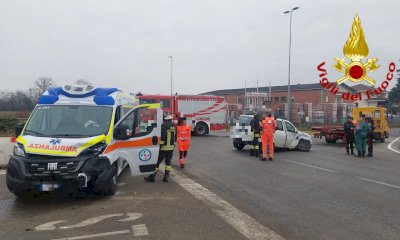 Auto contro ambulanza a Villafalletto, due feriti