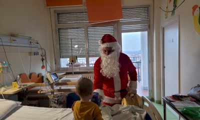 Babbo Natale in visita ai bimbi della Pediatria dell'ospedale di Savigliano