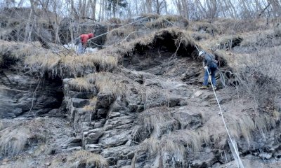 Distacco di rocce sulla strada tra Marmora e Canosio, già al lavoro una squadra di rocciatori