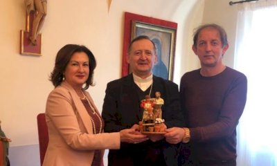 Confartigianato e Coldiretti  hanno consegnato una statuina per il Presepe al Vescovo di Saluzzo
