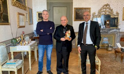 Confartigianato e Coldiretti  hanno consegnato una statuina per il Presepe al Vescovo di Alba