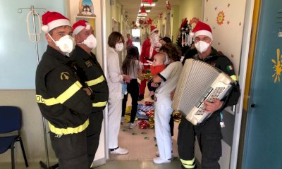 Babbo Natale arriva in autoscala: la gioia dei piccoli pazienti al Santa Croce (GALLERY)