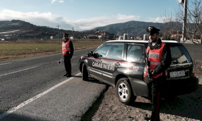 Ignora l’alt dei carabinieri in macchina: sotto il tappetino aveva un coltello