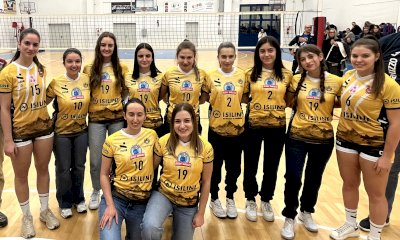 Isiline veste le “libero” del Volley Saluzzo con la maglia delle giocatrici del Cuneo Granda Volley di A1