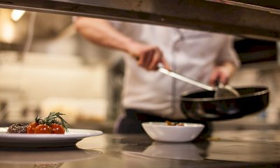 Grave incidente in un ristorante a Novello: ferito un cuoco 21enne