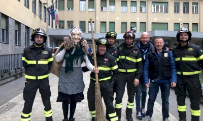 La Befana insieme ai Vigili del Fuoco in visita ai bimbi della Pediatria del 
