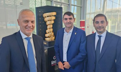 Il trofeo del Giro d'Italia in esposizione a Fossano nel weekend della sfilata dei carri