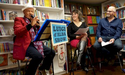 Bra, Luigi d’Alba conquista il pubblico del Caffè Letterario col suo “one man show”