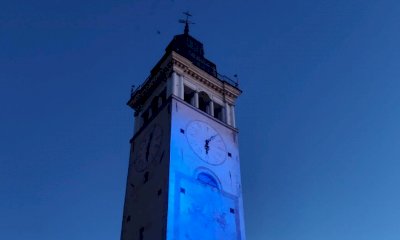 Cuneo, la Torre Civica si illumina di blu per dire 