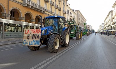 I trattori sfilano nel centro di Cuneo: “No ai rincari e alle norme green” (GALLERIA)