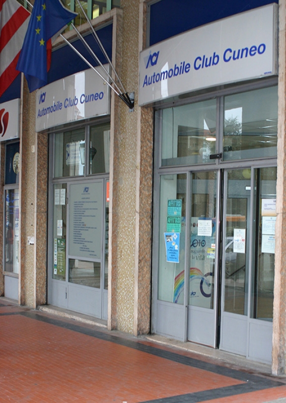 L’ingresso della sede dell’Automobile Club di Cuneo in piazza Europa 5