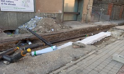 Borgo San Dalmazzo, dai lavori per il teleriscaldamento emergono i resti di un antico muro