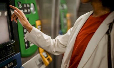 Bella vita con soldi e bancomat dell’amica disabile mentale: condannata una 53enne