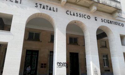 “Stop al genocidio” sul muro del liceo: un prof strappa lo striscione e minaccia gli studenti