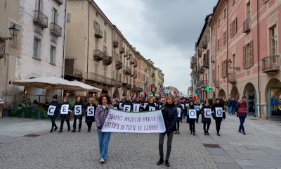 Cinquecento in piazza a Cuneo per il cessate il fuoco in Palestina e Ucraina (GALLERIA)