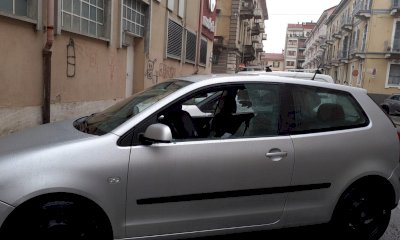 Vandali in azione in via Meucci e corso Dante: in frantumi finestrini e parabrezza delle auto in sosta