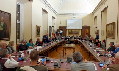 Tettoia Vinaj, è scontro aperto: le opposizioni vogliono un Consiglio comunale straordinario