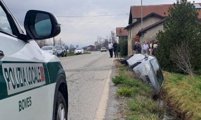 Boves, si ribalta con l'auto e finisce in un fosso: positivo all'alcoltest