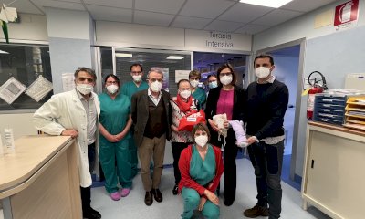Guanti speciali per abbracciare i bimbi della TIN donati dall'Avis di Centallo al 