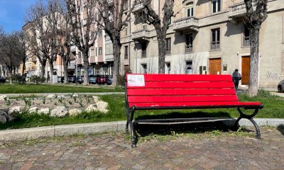 Cuneo, nel weekend il tour delle panchine rosse in bicicletta e lo spettacolo teatrale “Poi mi dici”