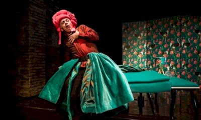 “Tutto sua madre”, Gianluca Ferrato protagonista al Teatro Toselli