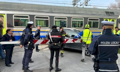 Savigliano, treno urta un'auto bloccata sui binari: non ci sono feriti