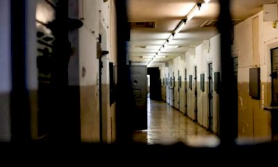 Detenuto dà fuoco alla cella e perde i sensi, salvato dagli agenti del Cerialdo